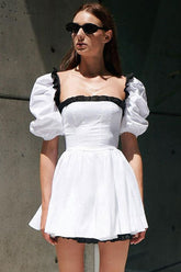 Vintage Zweifarbiges Fit & Flare Sommer Minikleid mit Rüschen und quadratischem Ausschnitt und Puffärmeln - Weiß